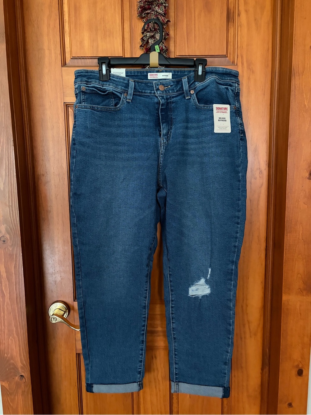 Signsture by Levi Strauss Women’s Mid Rise Boyfriend Jeans Distressed Med Wash